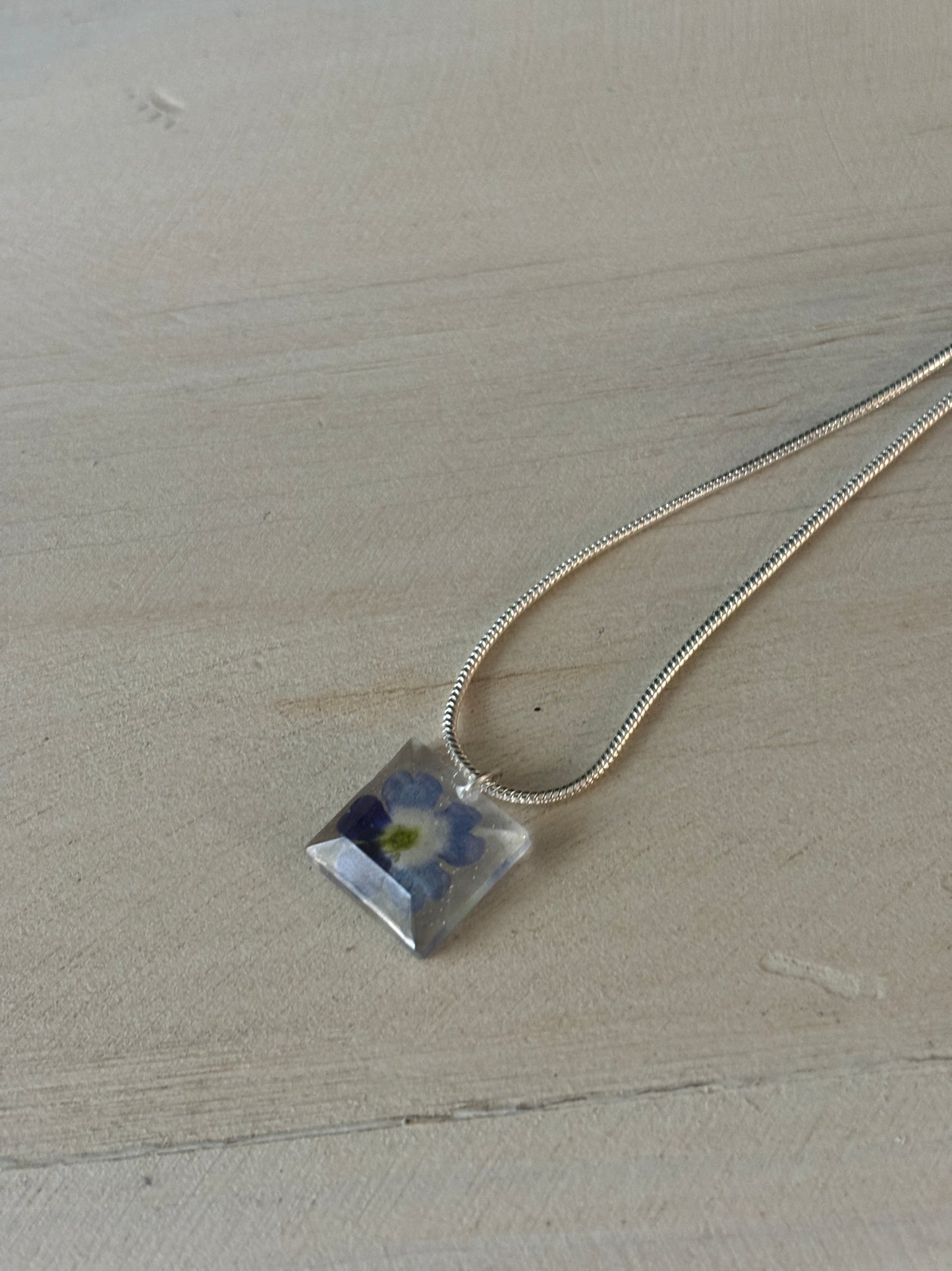 Collar cuadrado V
