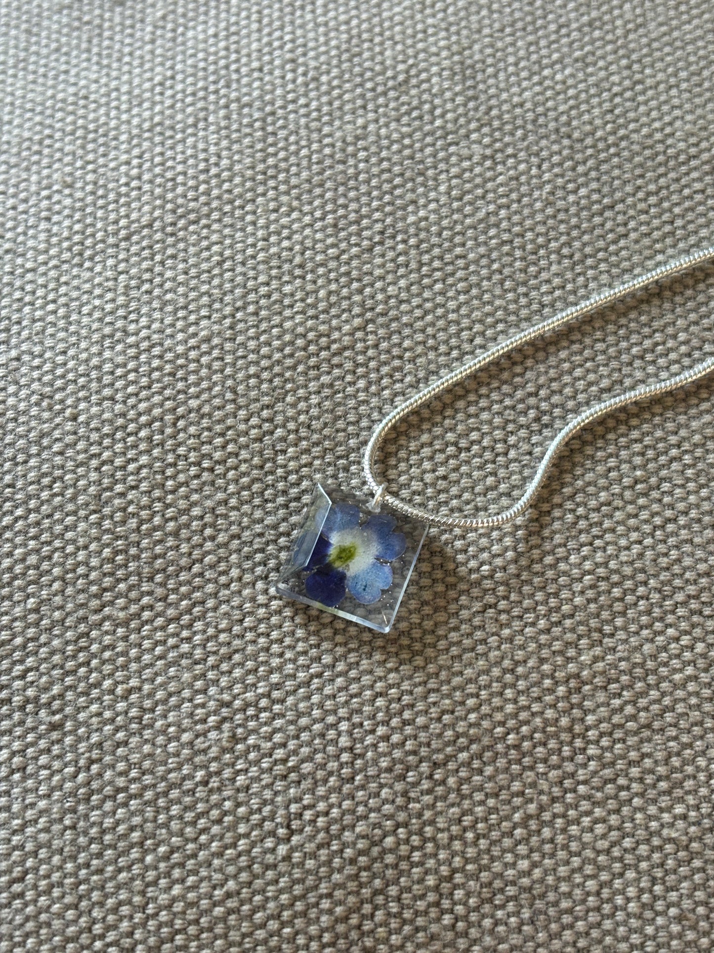 Collar cuadrado V
