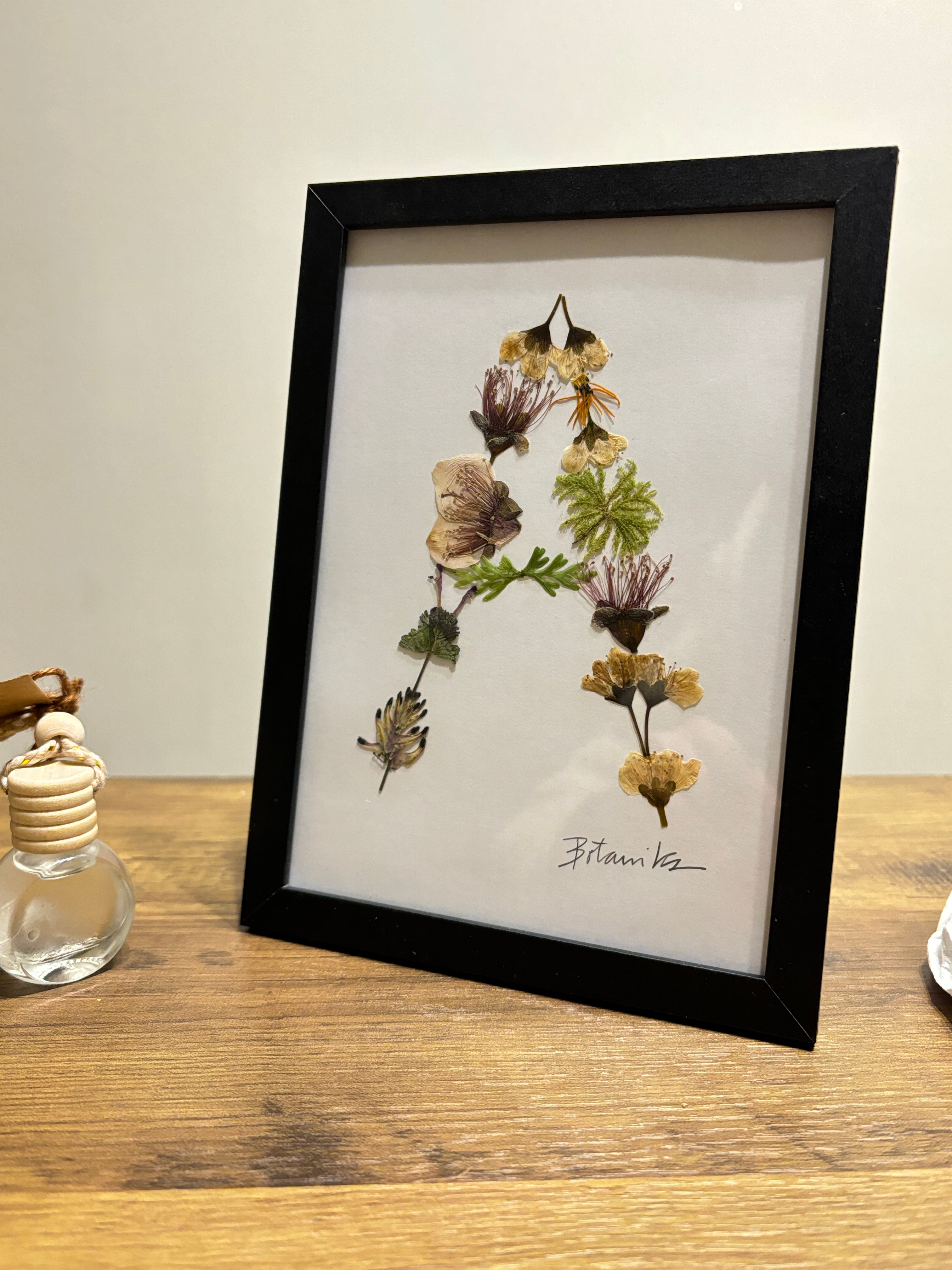 Cuadro letra A con flores prensadas