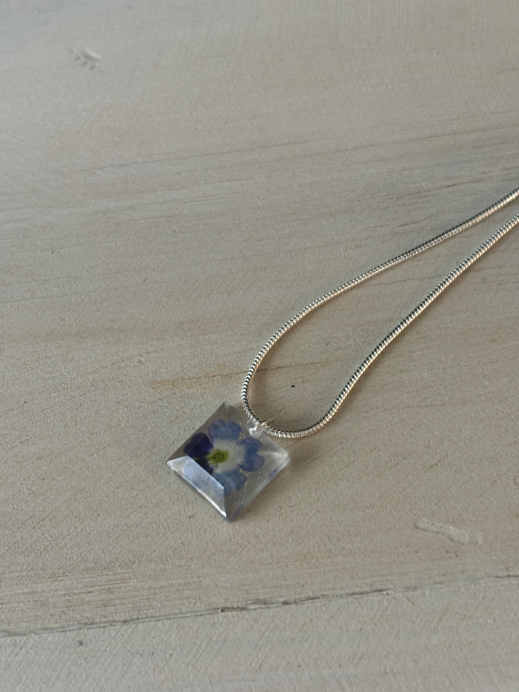 Collar cuadrado V