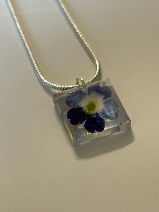 Collar cuadrado V