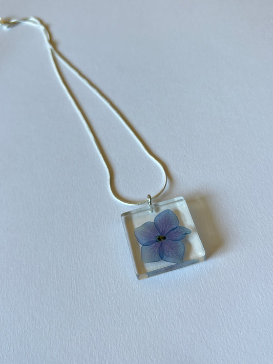 Collar cuadrado flor