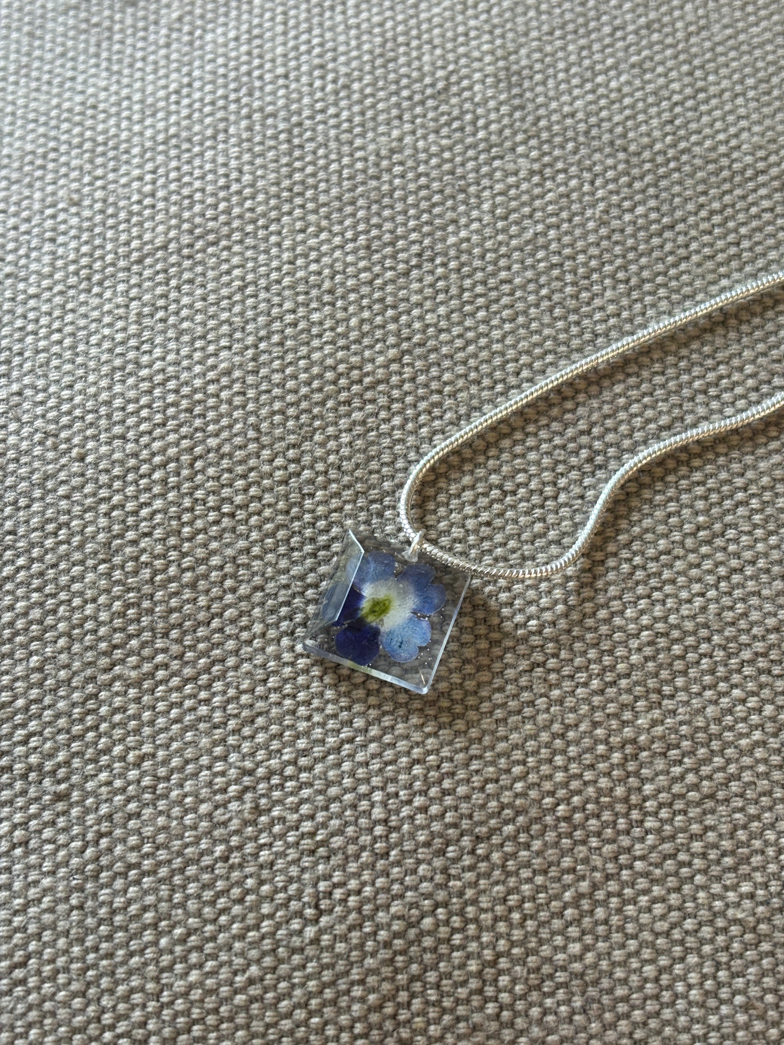 Collar cuadrado V